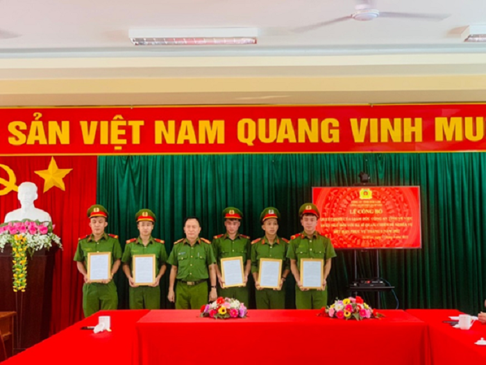 Công an huyện công bố Quyết định xuất ngũ đối với 05 Hạ sỹ quan, chiến sĩ nghĩa vụ